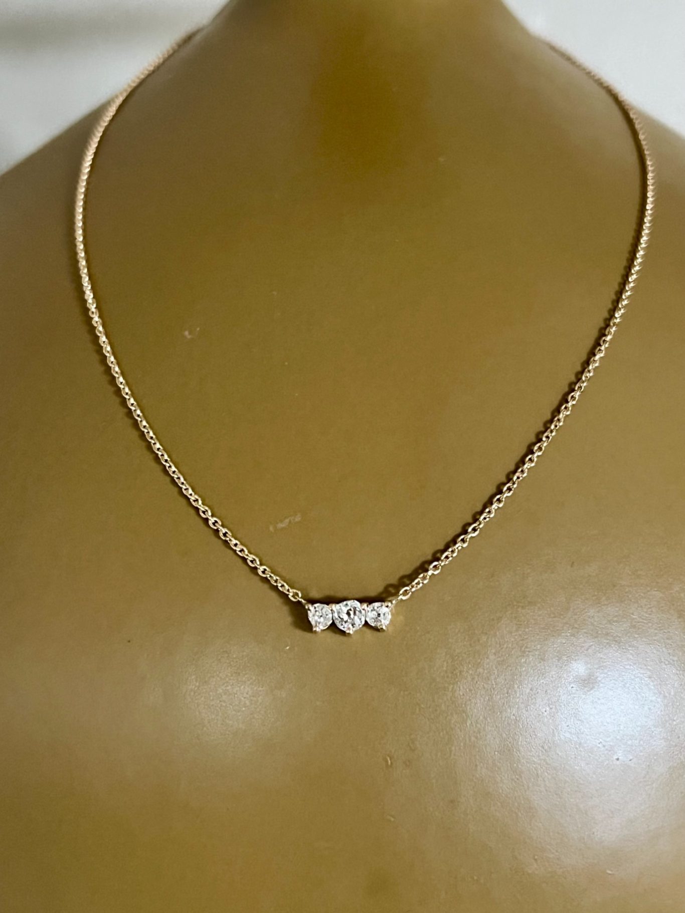 Après - 2ème collier or jaune 3 diamants réunis Collier or jaune 18 carats 3 diamants réunis sur chaîne