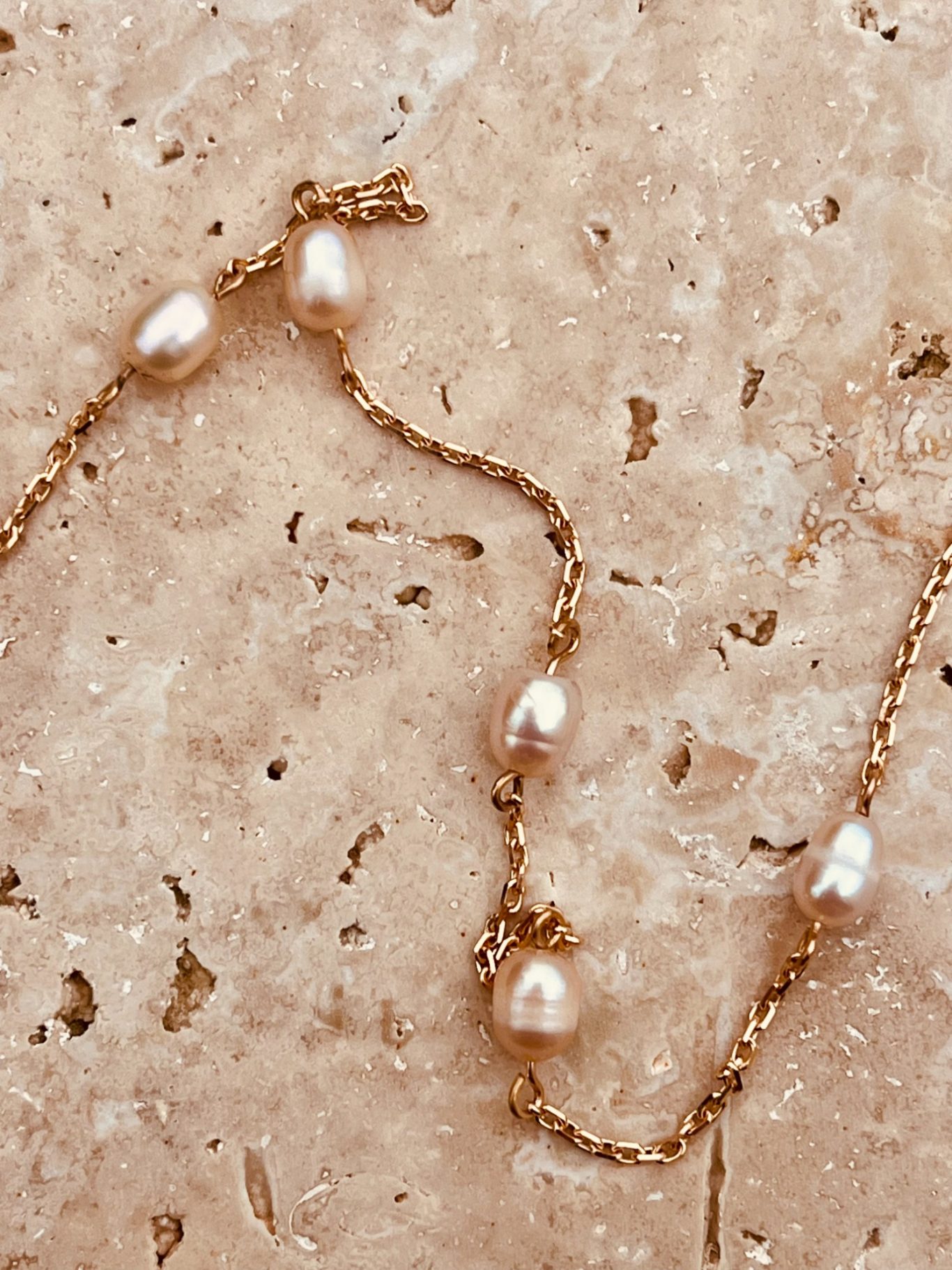 Collier perles or rose Transformation d'un bracelet de perles de culture en collier avec perles parsemées sur chaîne en or rose 18 carats recyclé.