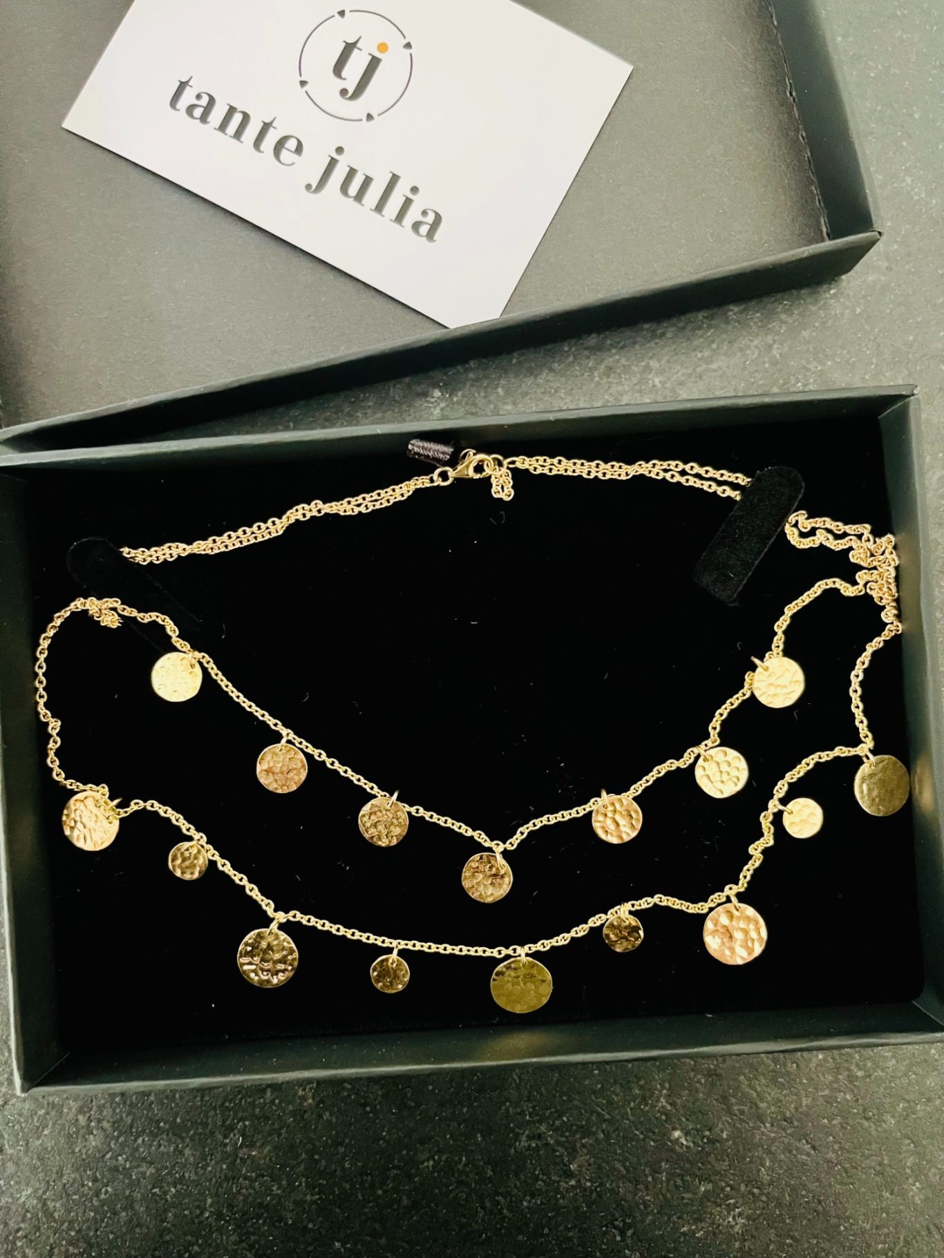 Collier or médailles martelées Collier double rang en or jaune avec médailles martelées