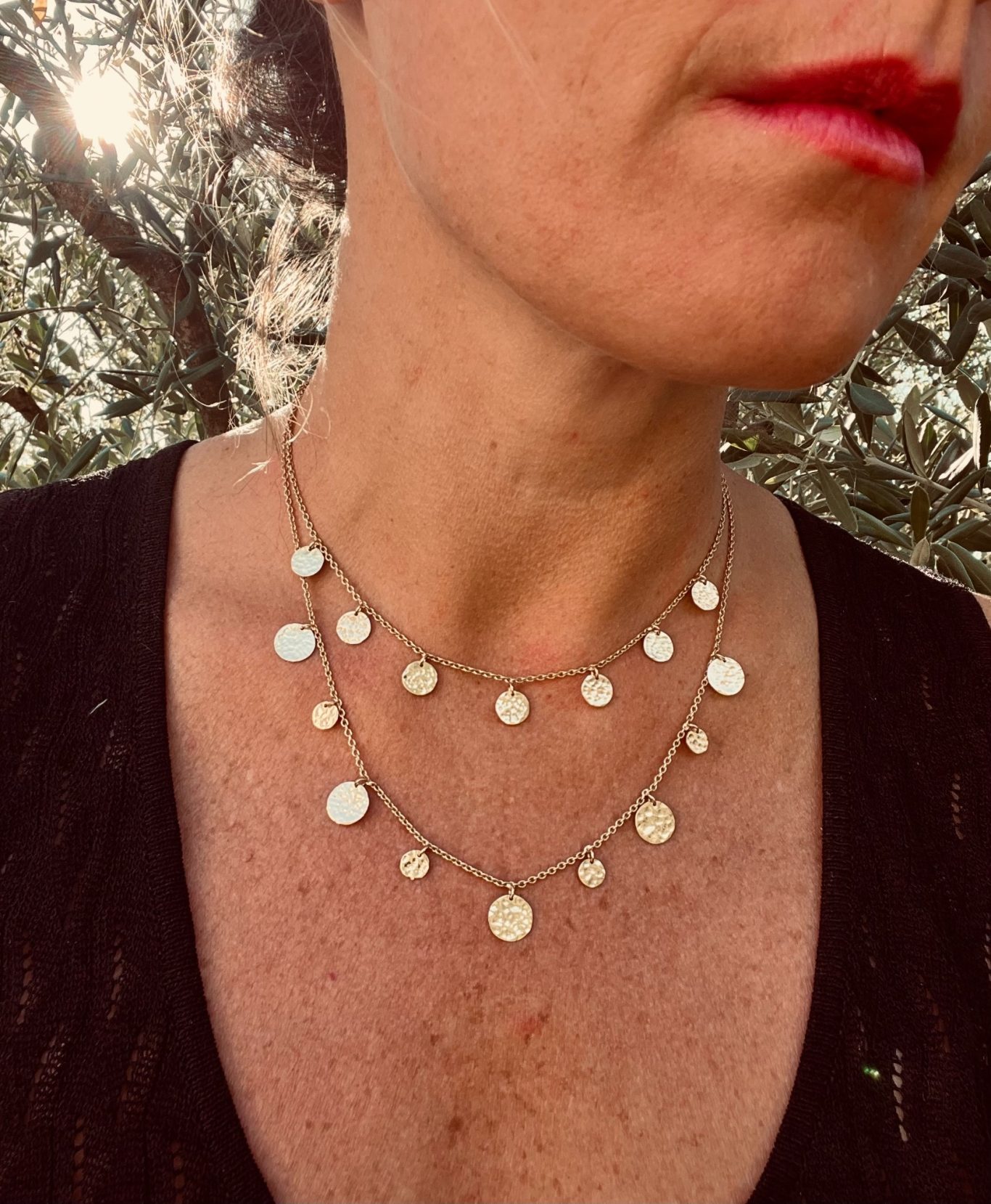 Collier or médailles martelées Collier double rang en or jaune avec médailles martelées