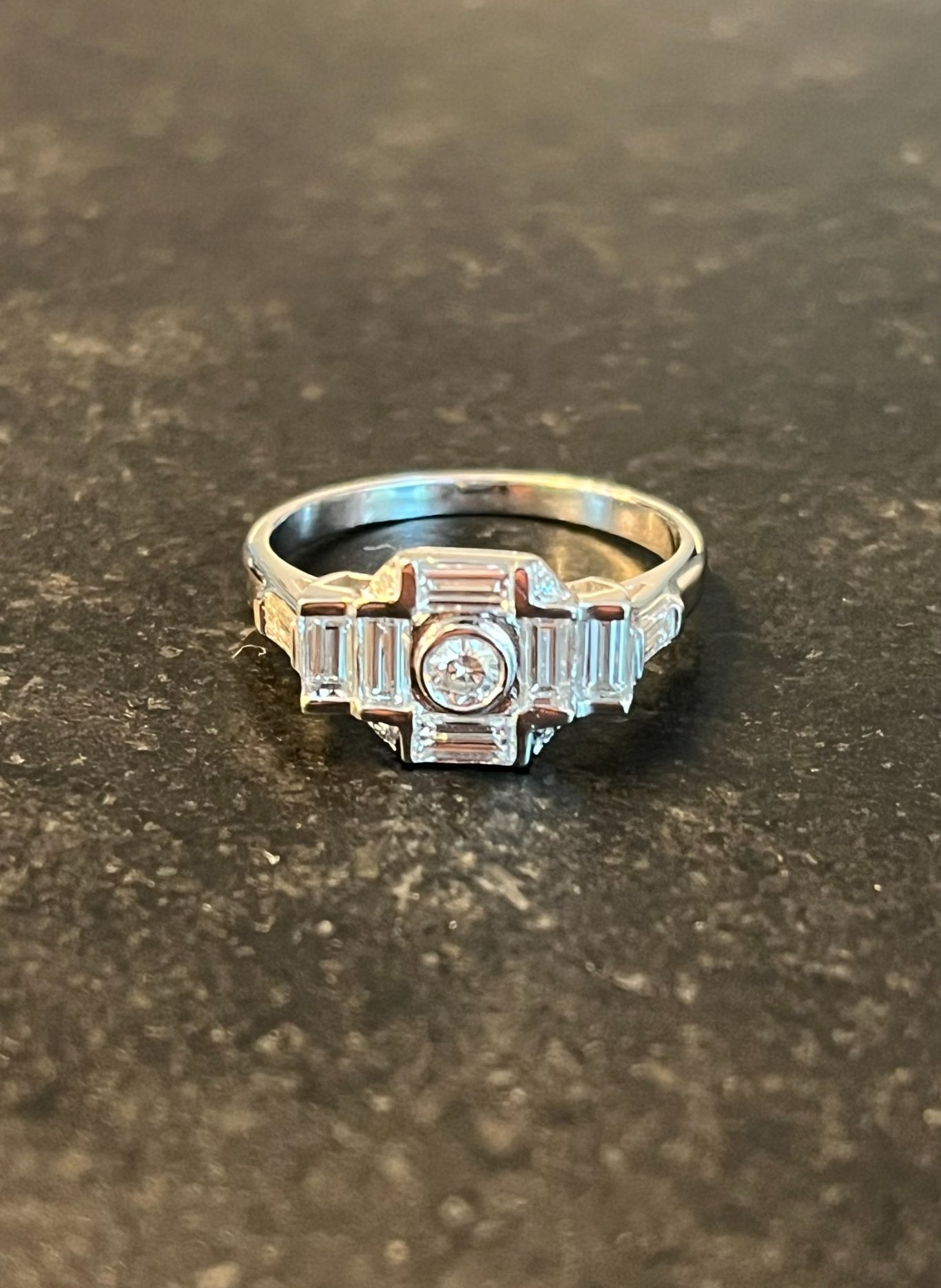 Après Bague en or blanc au style art déco avec diamant de centre et diamants baguette