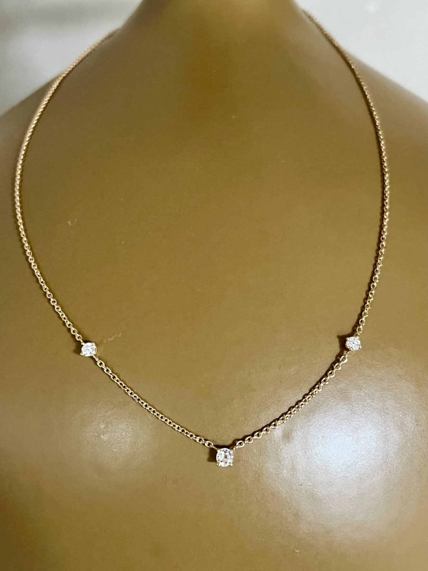 Après - 1er collier en or jaune 3 diamants parsemés Collier or jaune 18 carats 3 diamants sur chaîne