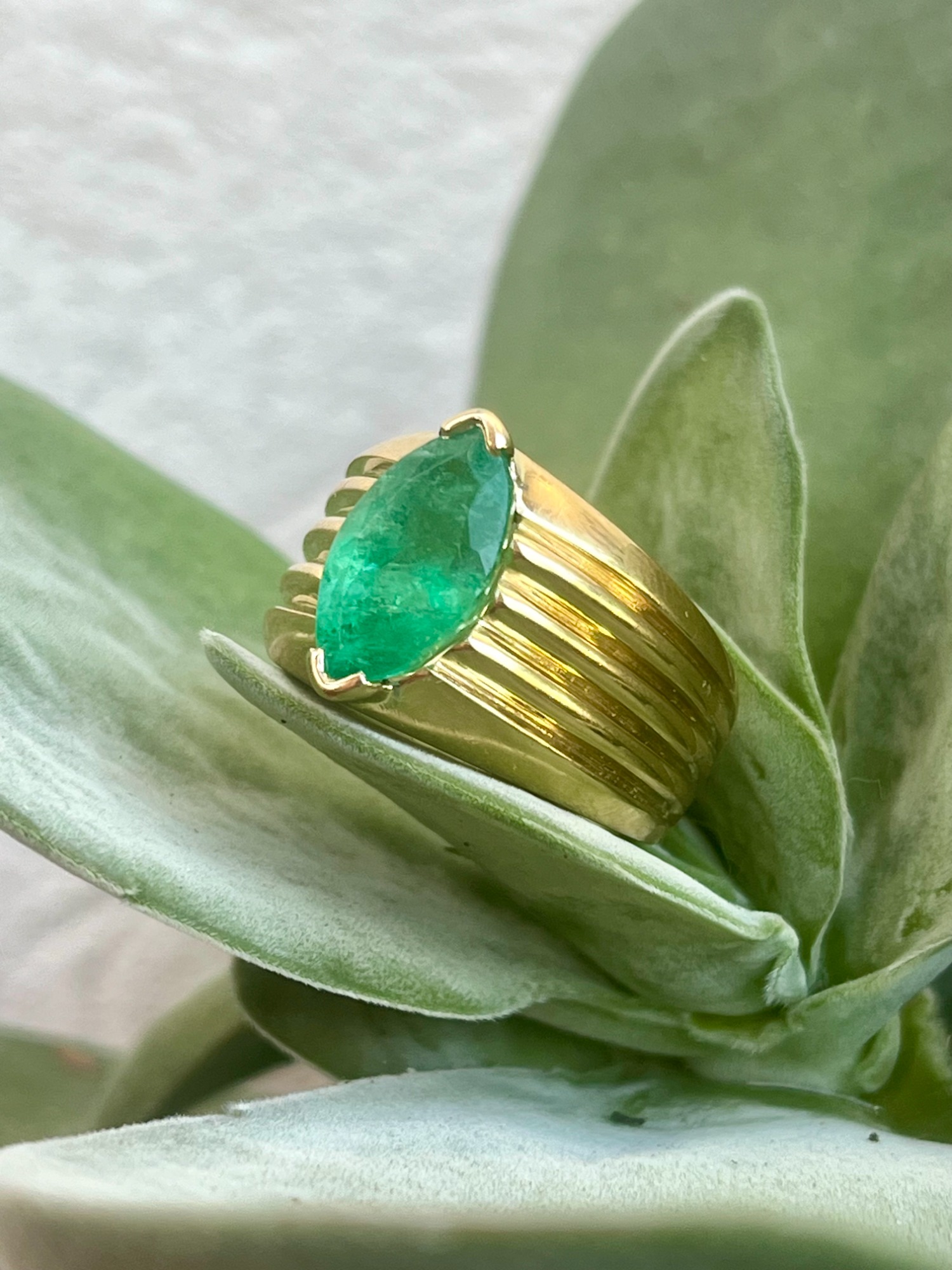 Bague émeraude godrons