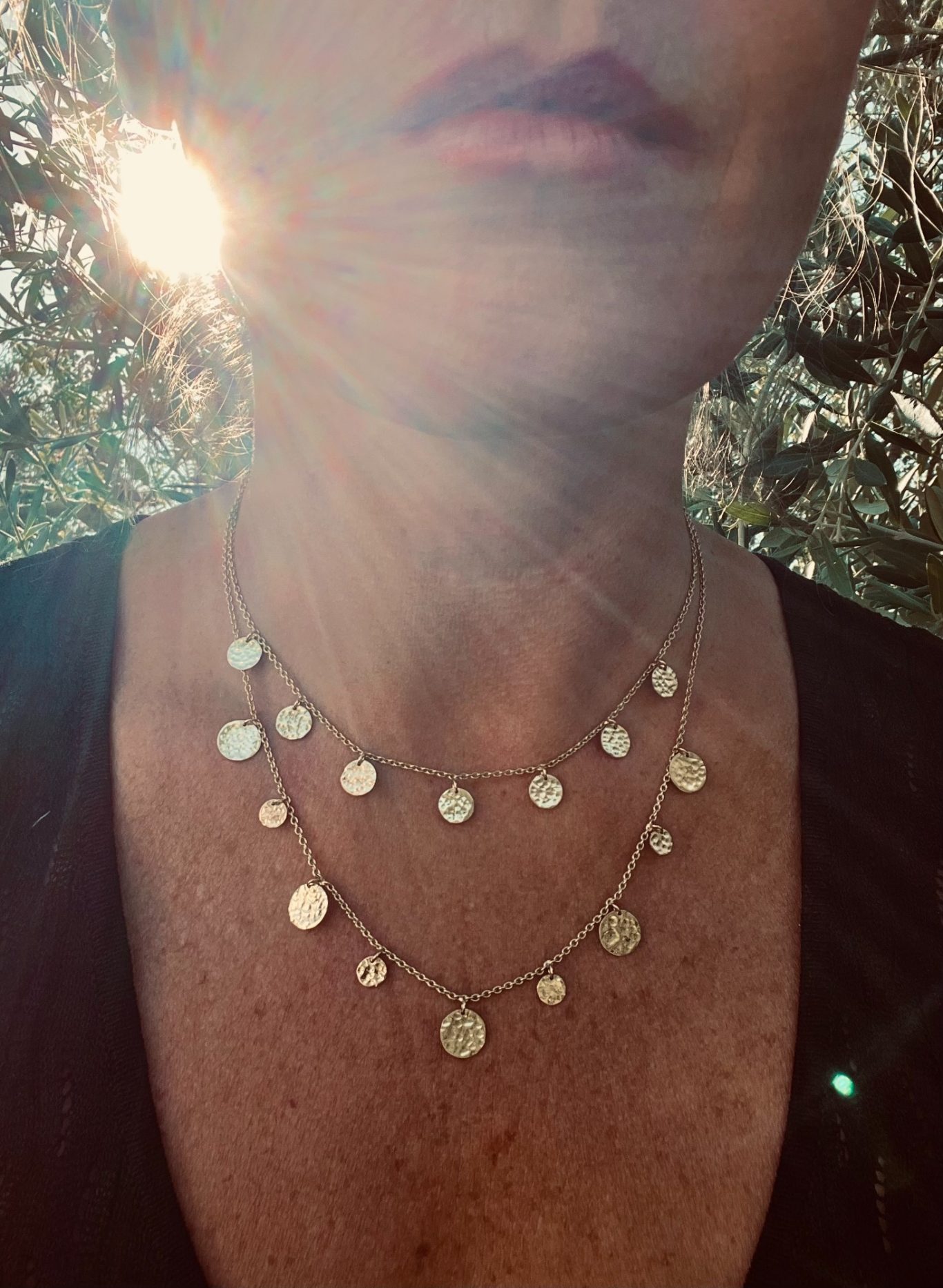 Collier or médailles martelées Collier double rang en or jaune avec médailles martelées