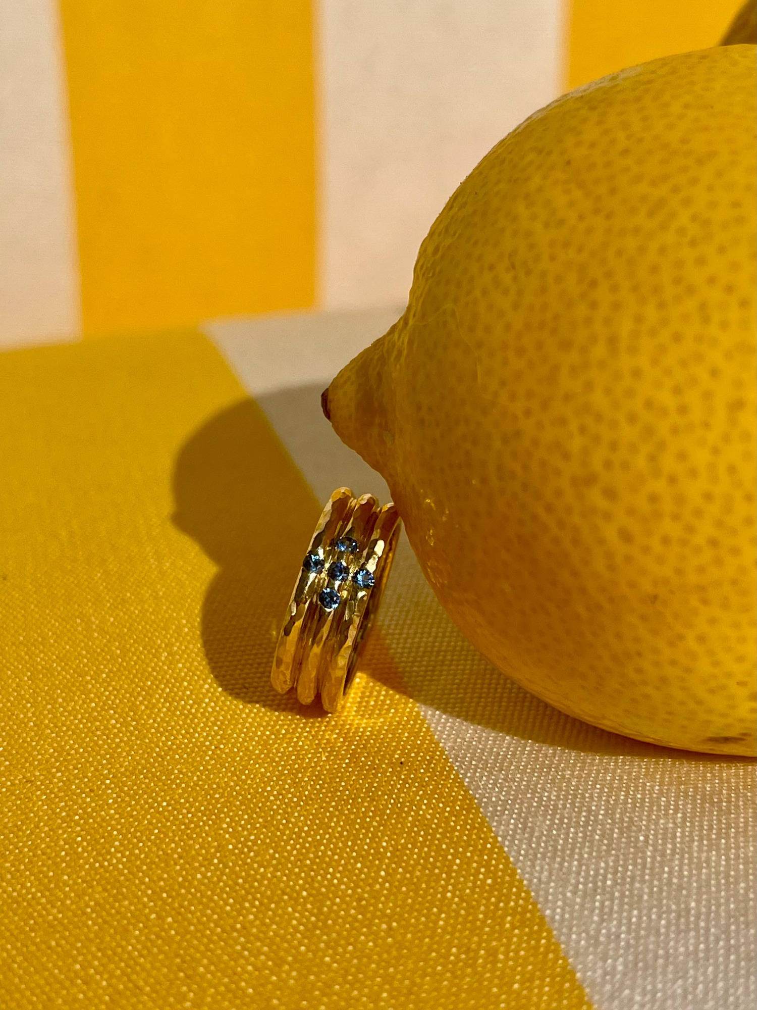 Bague 5 saphirs et or jaune.