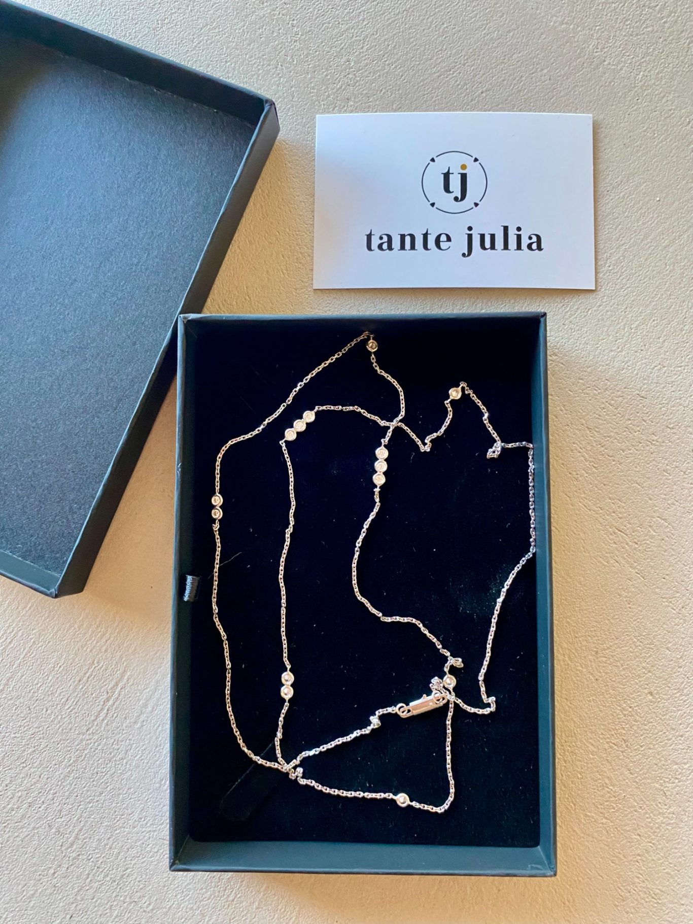 Sautoir or blanc diamants Sautoir en or blanc 18 carats avec diamants clairsemés