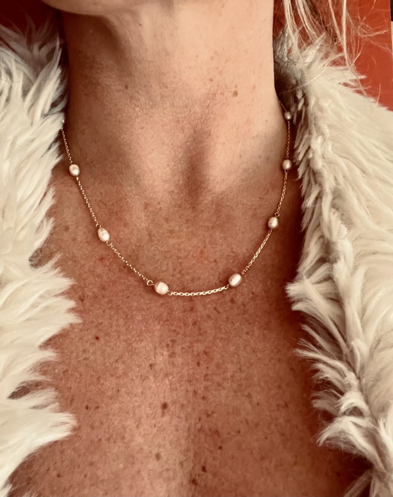 Collier perles - Après Transformation d'un bracelet de perles de culture en collier avec perles parsemées sur chaîne en or rose 18 carats recyclé.